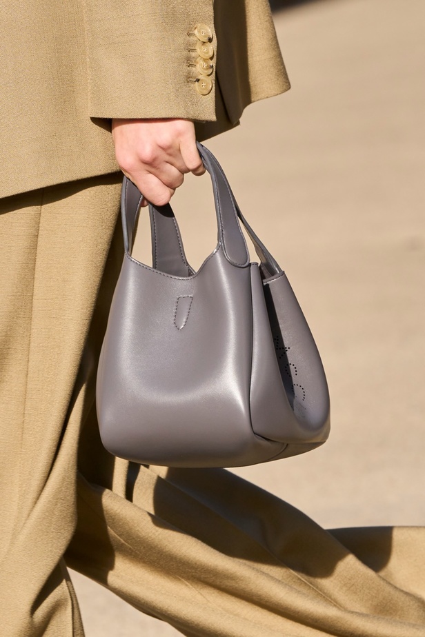 Stella McCartney تستولي على سوق باريس لتقديم مجموعة مسؤولة بنسبة 95% لربيع وصيف 2024 