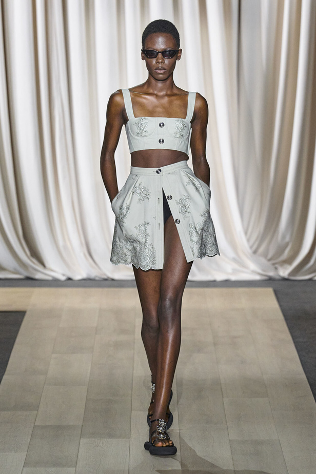 مجموعة Giambattista Valli لصيف 2024