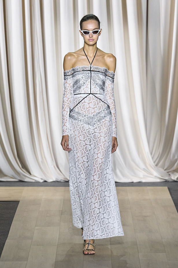 مجموعة Giambattista Valli لصيف 2024