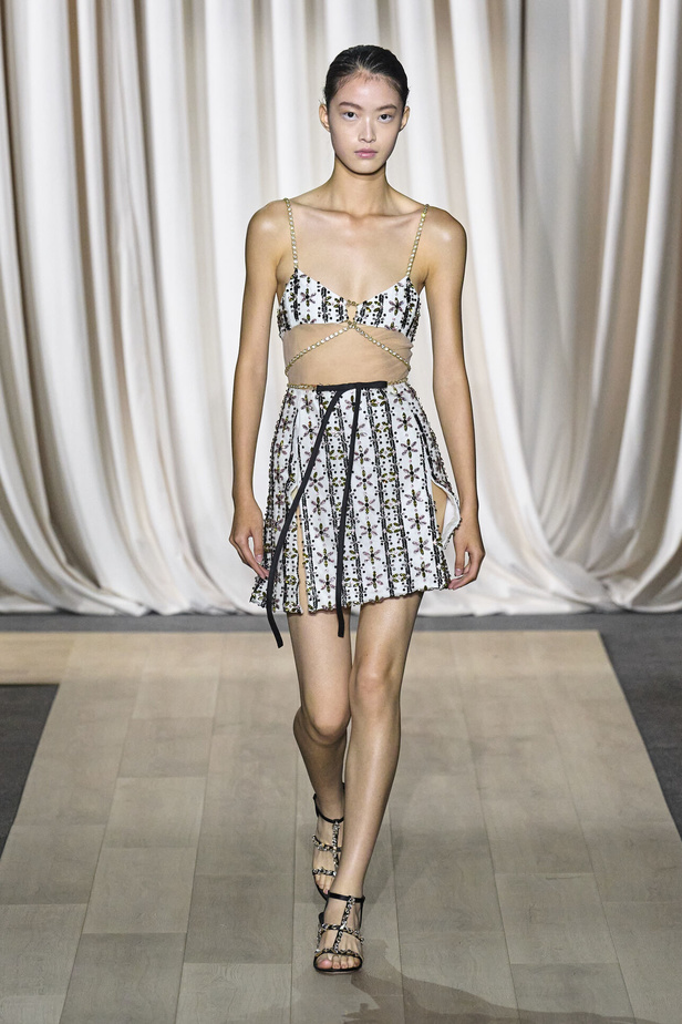 مجموعة Giambattista Valli لصيف 2024