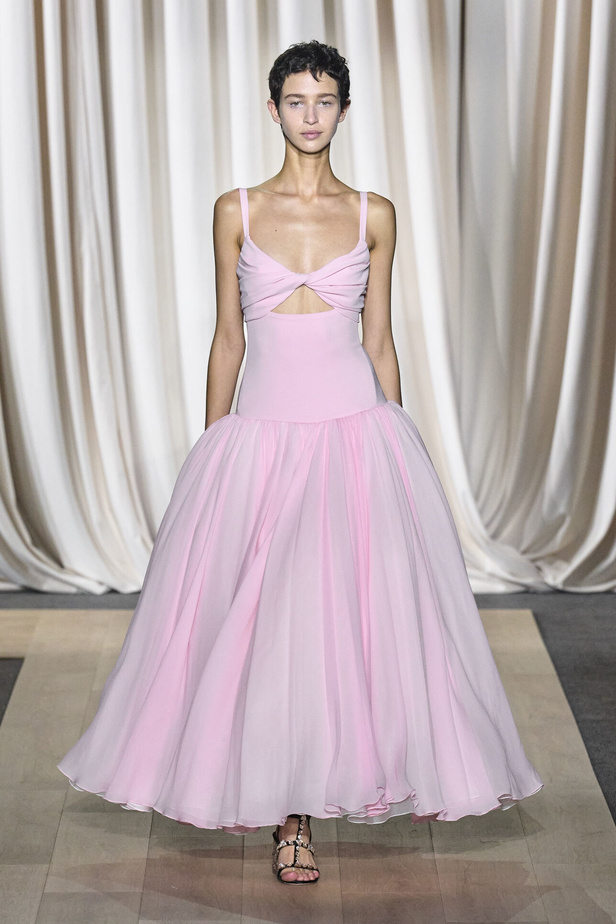 مجموعة Giambattista Valli لصيف 2024