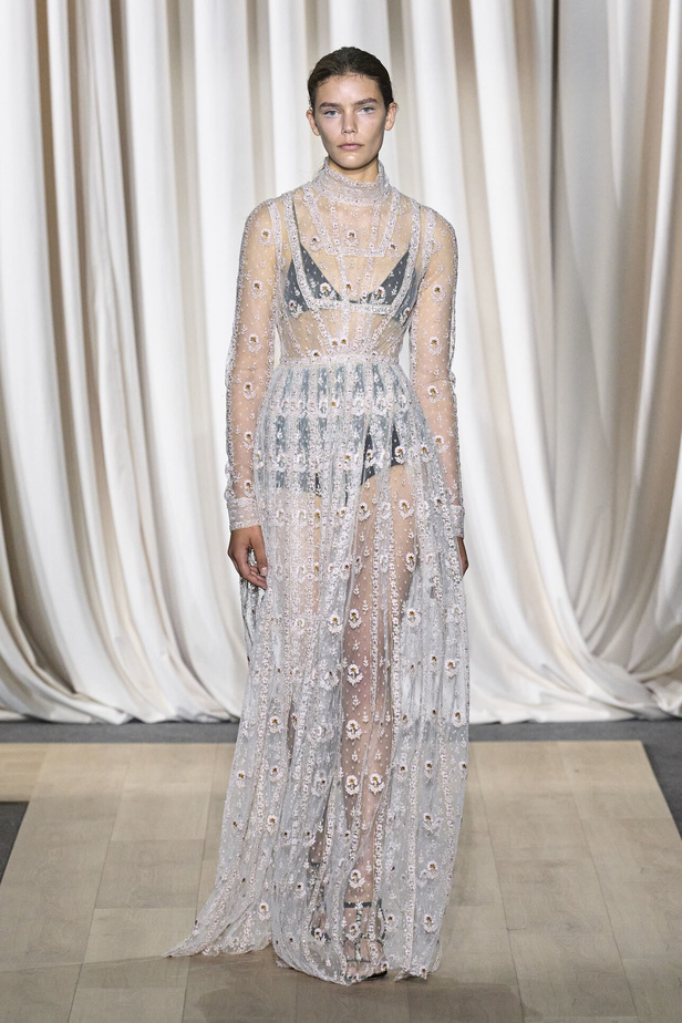 مجموعة Giambattista Valli لصيف 2024