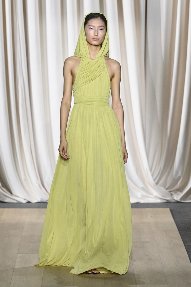 مجموعة Giambattista Valli لصيف 2024