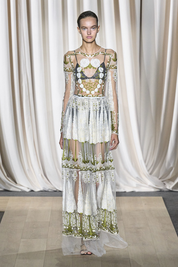 مجموعة Giambattista Valli لصيف 2024