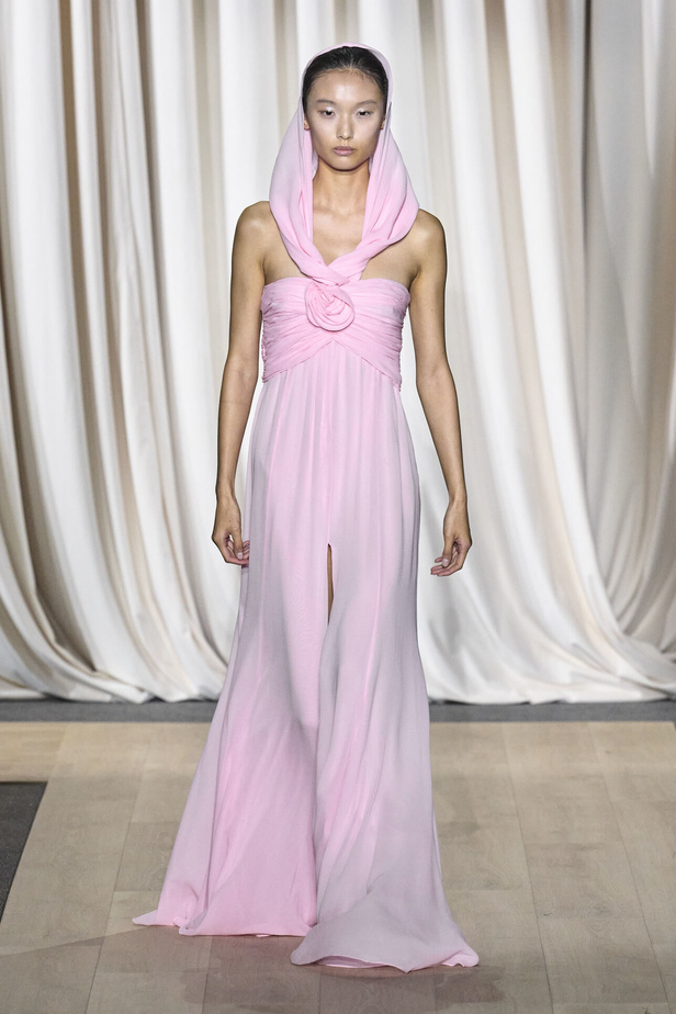 مجموعة Giambattista Valli لصيف 2024