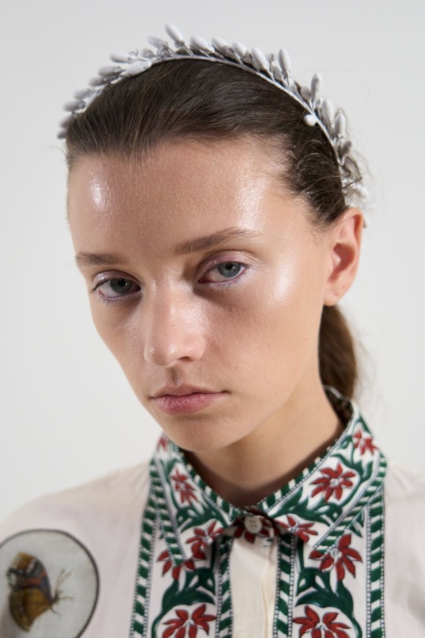 مجموعة Giambattista Valli لصيف 2024 تنقل المرأة الأنيقة الى عالم من الرقي والاشراق