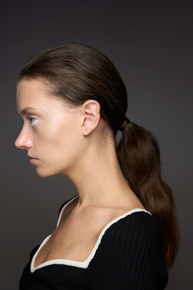 مجموعة Giambattista Valli لصيف 2024 تنقل المرأة الأنيقة الى عالم من الرقي والاشراق