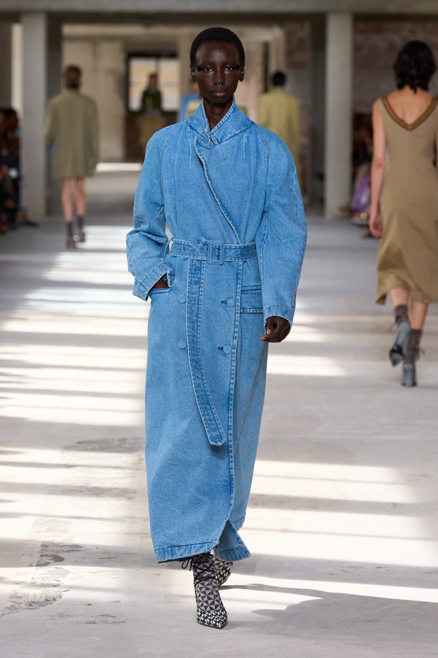 "السهل لا يجب أن يكون مملاً" والدليل مجموعة Dries Van Noten لربيع 2024