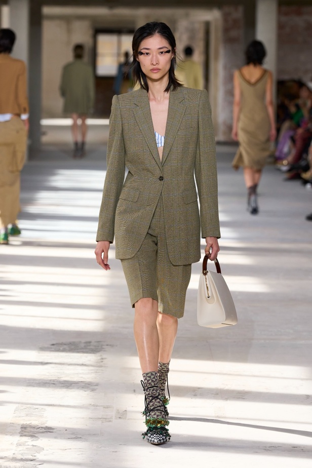 "السهل لا يجب أن يكون مملاً" والدليل مجموعة Dries Van Noten لربيع 2024