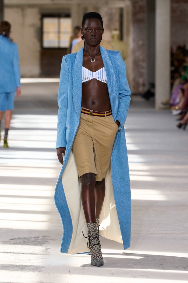 "السهل لا يجب أن يكون مملاً" والدليل مجموعة Dries Van Noten لربيع 2024