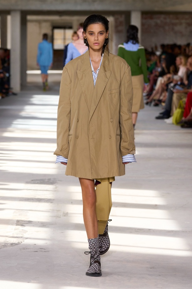 "السهل لا يجب أن يكون مملاً" والدليل مجموعة Dries Van Noten لربيع 2024