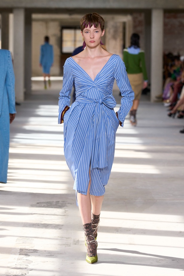 "السهل لا يجب أن يكون مملاً" والدليل مجموعة Dries Van Noten لربيع 2024