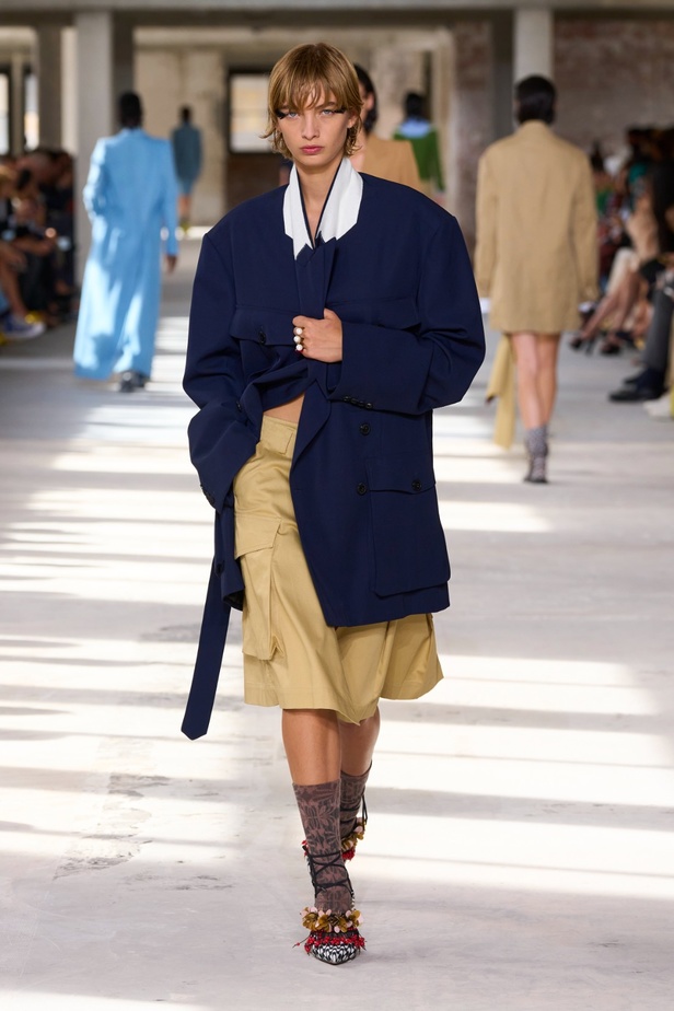 "السهل لا يجب أن يكون مملاً" والدليل مجموعة Dries Van Noten لربيع 2024