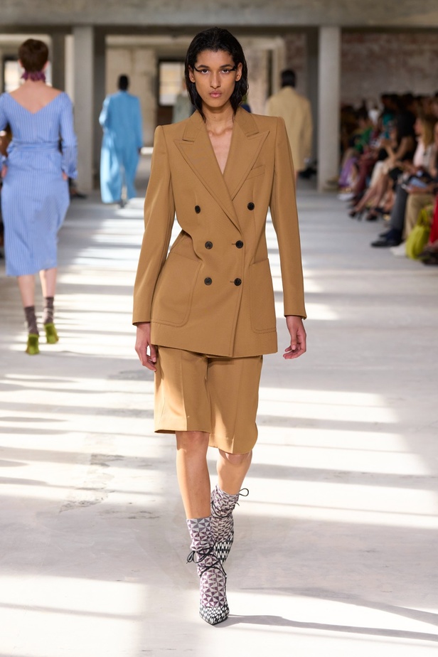 "السهل لا يجب أن يكون مملاً" والدليل مجموعة Dries Van Noten لربيع 2024