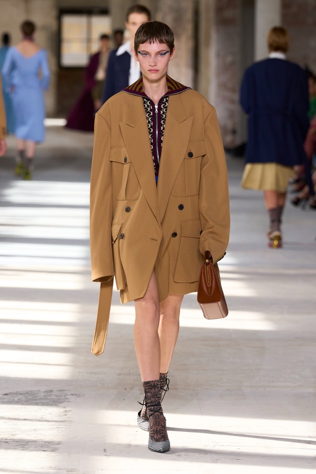 "السهل لا يجب أن يكون مملاً" والدليل مجموعة Dries Van Noten لربيع 2024