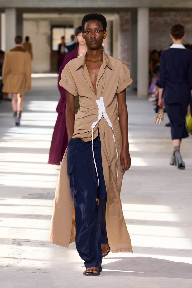 "السهل لا يجب أن يكون مملاً" والدليل مجموعة Dries Van Noten لربيع 2024