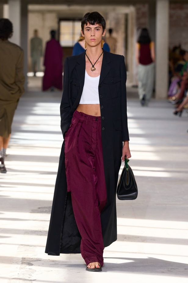 "السهل لا يجب أن يكون مملاً" والدليل مجموعة Dries Van Noten لربيع 2024