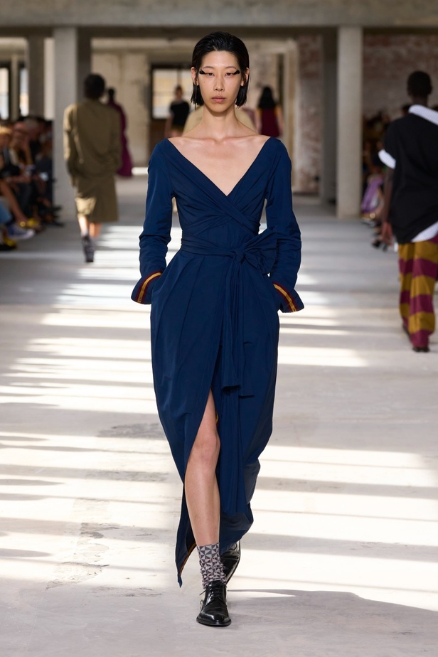 "السهل لا يجب أن يكون مملاً" والدليل مجموعة Dries Van Noten لربيع 2024