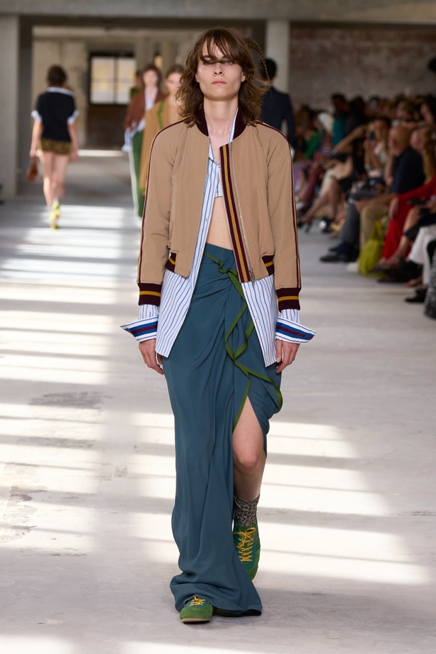 "السهل لا يجب أن يكون مملاً" والدليل مجموعة Dries Van Noten لربيع 2024