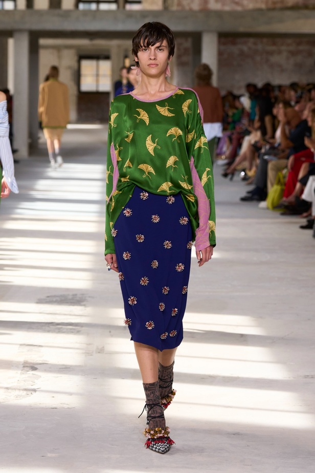 "السهل لا يجب أن يكون مملاً" والدليل مجموعة Dries Van Noten لربيع 2024