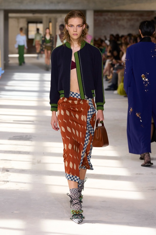 "السهل لا يجب أن يكون مملاً" والدليل مجموعة Dries Van Noten لربيع 2024