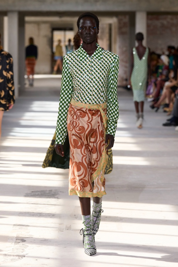 "السهل لا يجب أن يكون مملاً" والدليل مجموعة Dries Van Noten لربيع 2024