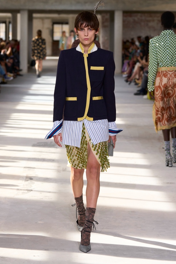 "السهل لا يجب أن يكون مملاً" والدليل مجموعة Dries Van Noten لربيع 2024