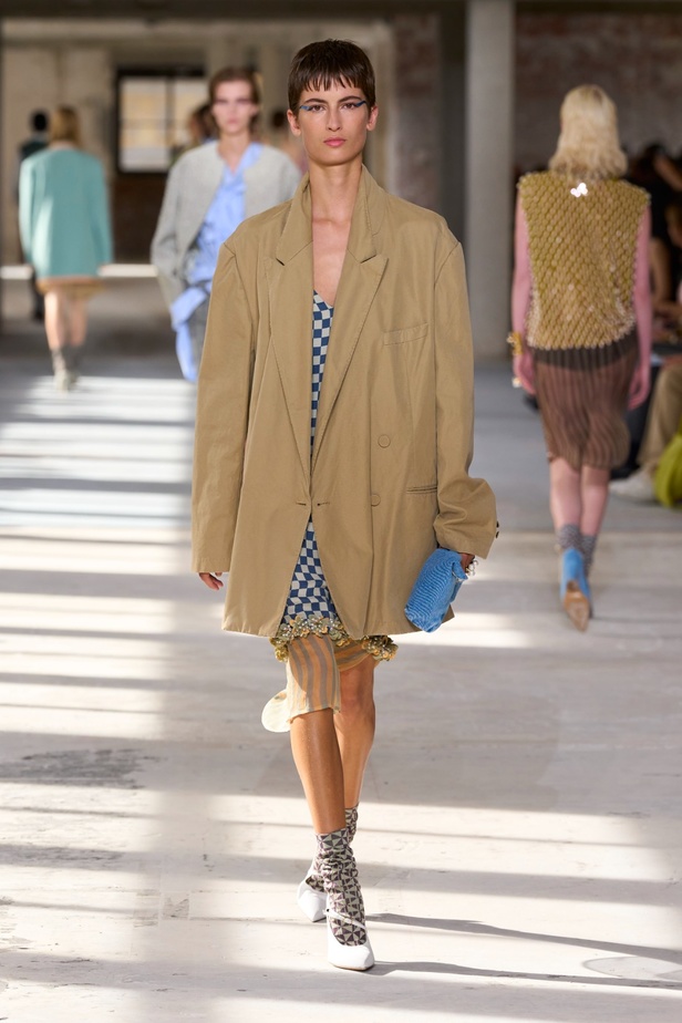 "السهل لا يجب أن يكون مملاً" والدليل مجموعة Dries Van Noten لربيع 2024