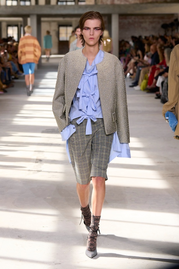 "السهل لا يجب أن يكون مملاً" والدليل مجموعة Dries Van Noten لربيع 2024