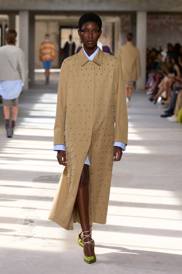 "السهل لا يجب أن يكون مملاً" والدليل مجموعة Dries Van Noten لربيع 2024