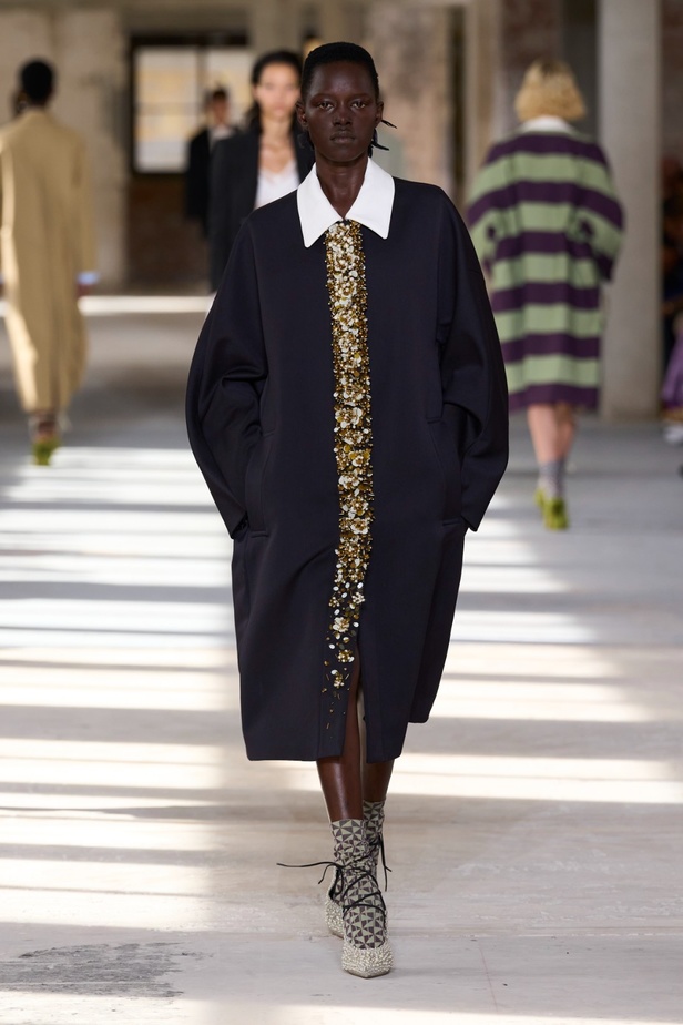 "السهل لا يجب أن يكون مملاً" والدليل مجموعة Dries Van Noten لربيع 2024