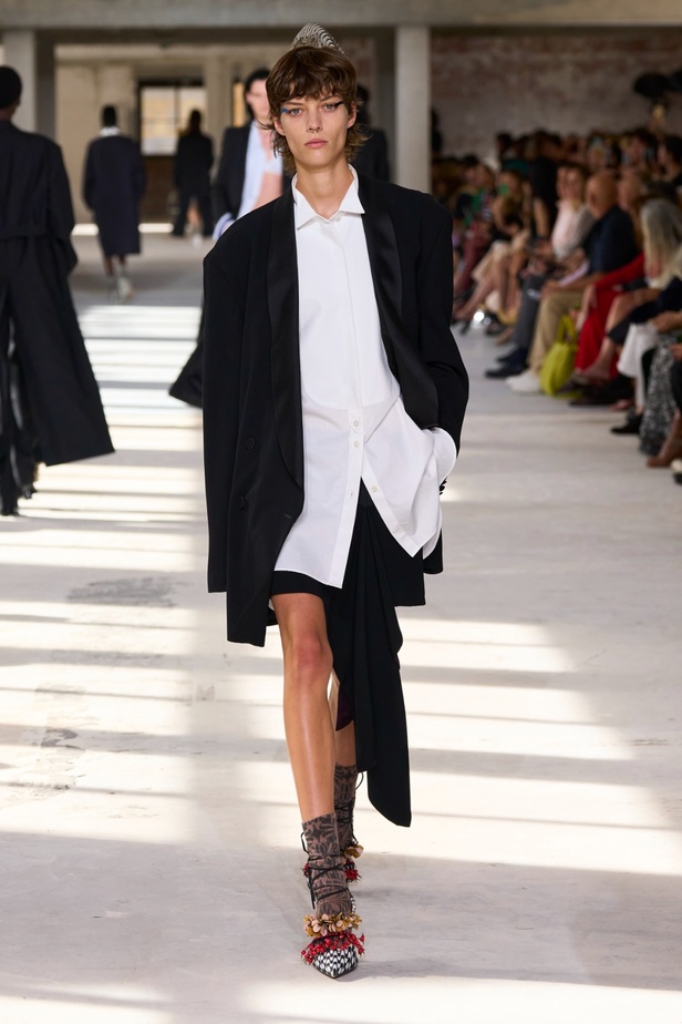 "السهل لا يجب أن يكون مملاً" والدليل مجموعة Dries Van Noten لربيع 2024