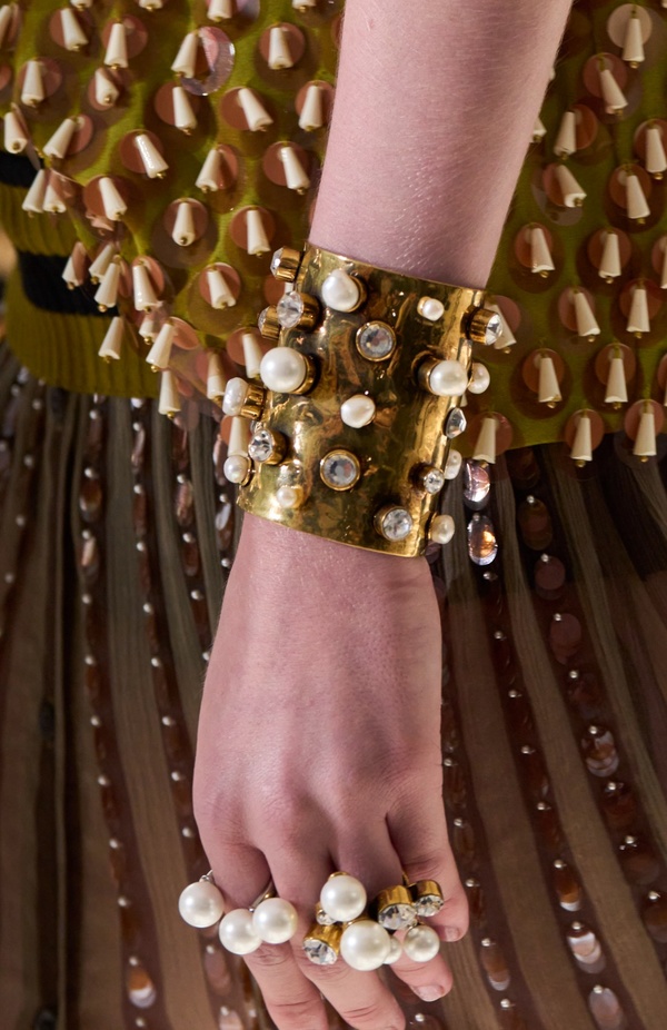 "السهل لا يجب أن يكون مملاً" والدليل مجموعة Dries Van Noten لربيع 2024