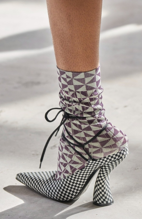 "السهل لا يجب أن يكون مملاً" والدليل مجموعة Dries Van Noten لربيع 2024