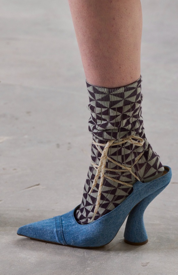 "السهل لا يجب أن يكون مملاً" والدليل مجموعة Dries Van Noten لربيع 2024