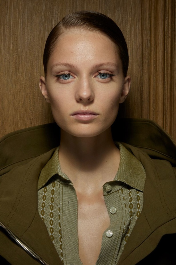 مجموعة فيكتوريا بيكهام لربيع وصيف 2024... ملابس الباليه تتحوّل إلى إطلالات أنيقة 