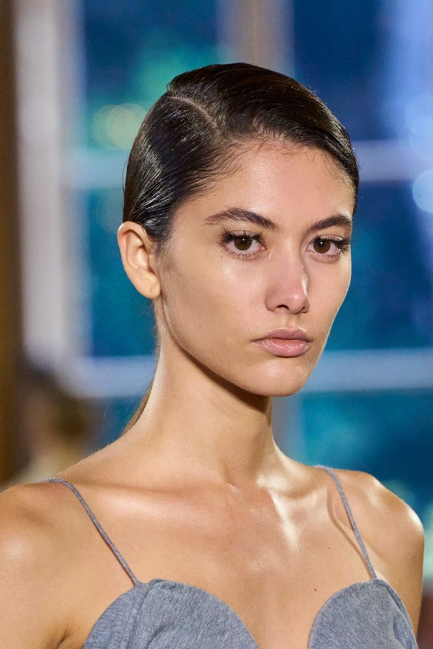 مجموعة فيكتوريا بيكهام لربيع وصيف 2024... ملابس الباليه تتحوّل إلى إطلالات أنيقة 