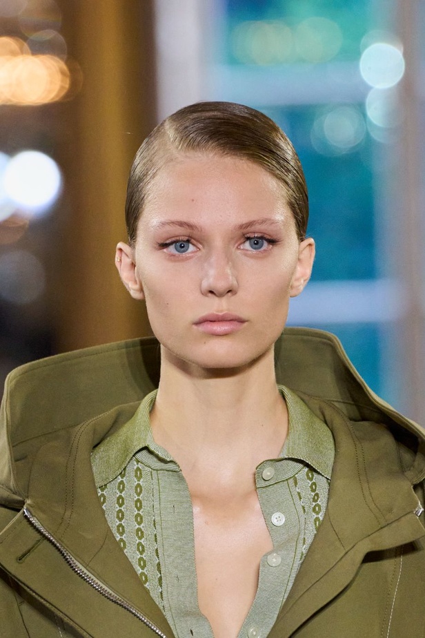 مجموعة فيكتوريا بيكهام لربيع وصيف 2024... ملابس الباليه تتحوّل إلى إطلالات أنيقة 