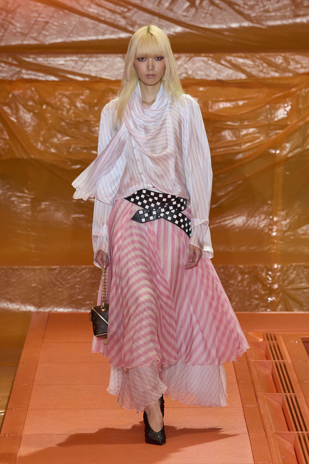 مجموعة Louis Vuitton لربيع وصيف 2024 تضيف الفخامة والتألق على عروض باريس