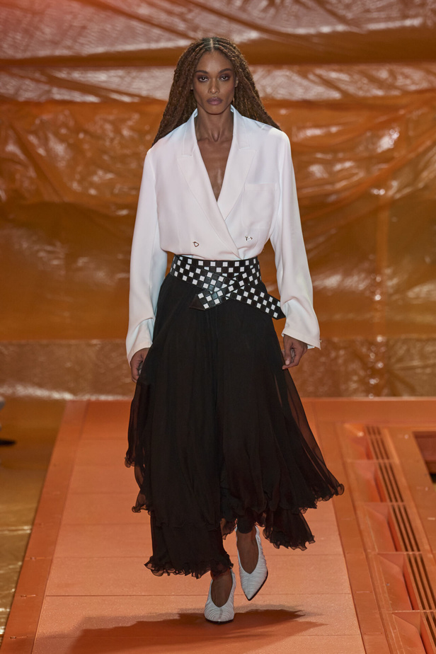 مجموعة Louis Vuitton لربيع وصيف 2024 تضيف الفخامة والتألق على عروض باريس