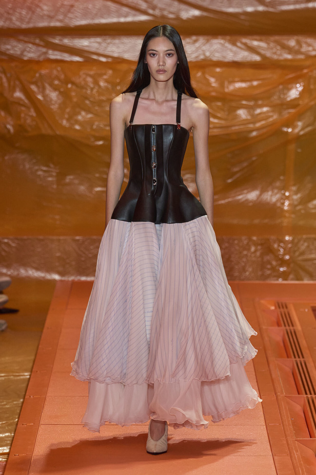 مجموعة Louis Vuitton لربيع وصيف 2024 تضيف الفخامة والتألق على عروض باريس