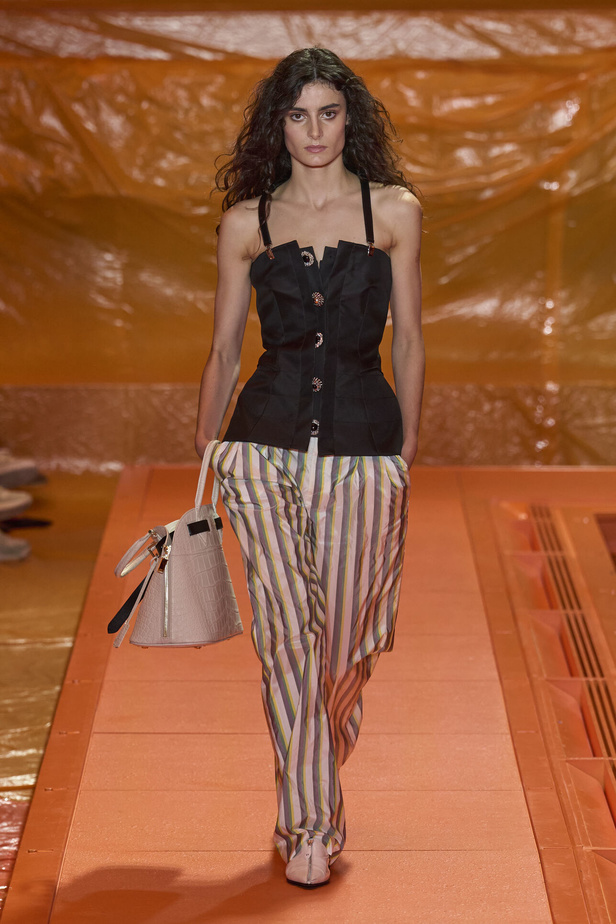 مجموعة Louis Vuitton لربيع وصيف 2024 تضيف الفخامة والتألق على عروض باريس