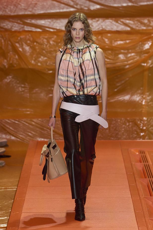 مجموعة Louis Vuitton لربيع وصيف 2024 تضيف الفخامة والتألق على عروض باريس