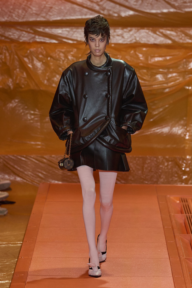 مجموعة Louis Vuitton لربيع وصيف 2024 تضيف الفخامة والتألق على عروض باريس