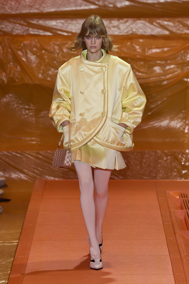 مجموعة Louis Vuitton لربيع وصيف 2024 تضيف الفخامة والتألق على عروض باريس