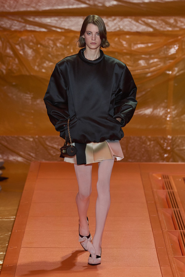 مجموعة Louis Vuitton لربيع وصيف 2024 تضيف الفخامة والتألق على عروض باريس