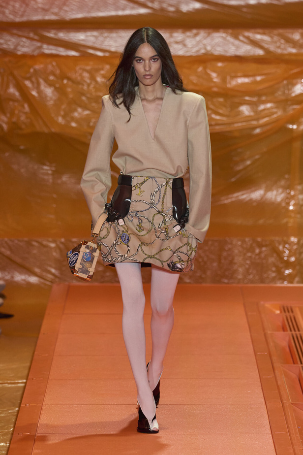 مجموعة Louis Vuitton لربيع وصيف 2024 تضيف الفخامة والتألق على عروض باريس