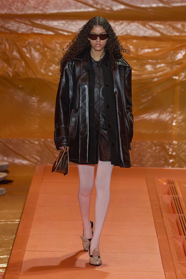 مجموعة Louis Vuitton لربيع وصيف 2024 تضيف الفخامة والتألق على عروض باريس