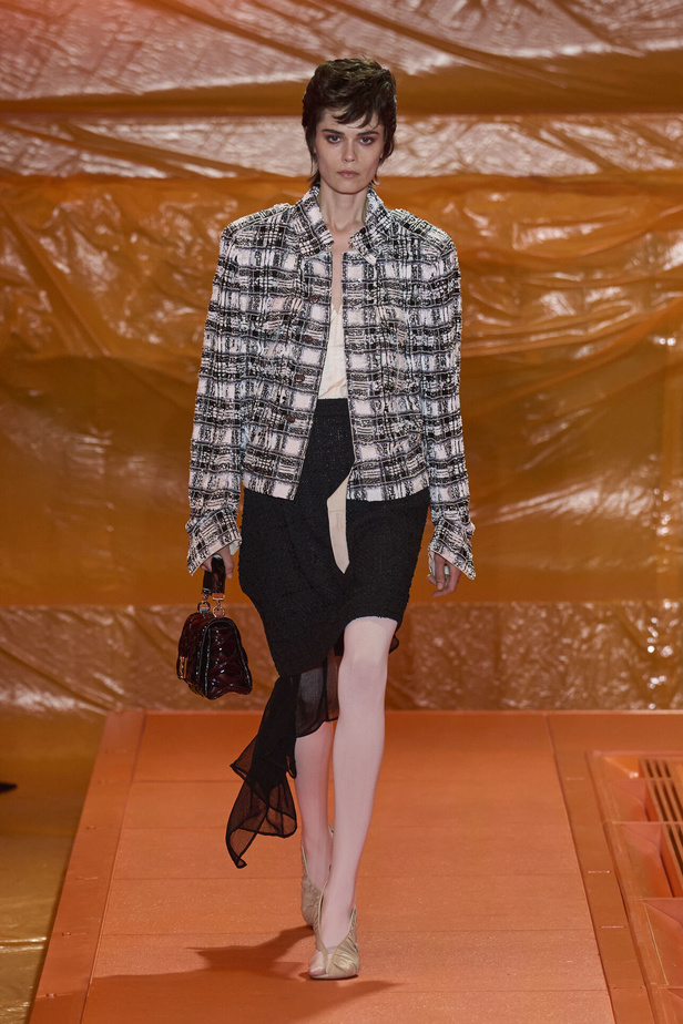 مجموعة Louis Vuitton لربيع وصيف 2024 تضيف الفخامة والتألق على عروض باريس