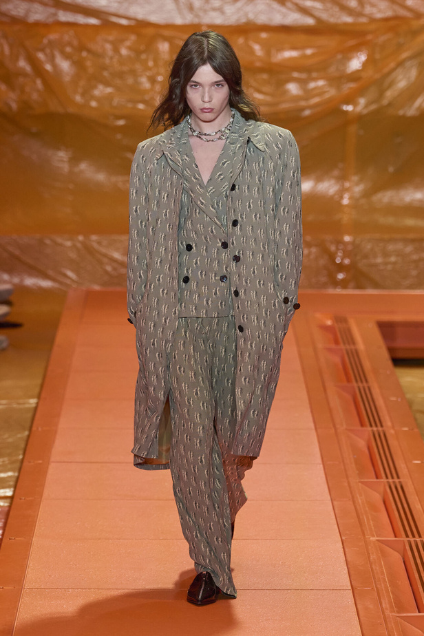 مجموعة Louis Vuitton لربيع وصيف 2024 تضيف الفخامة والتألق على عروض باريس